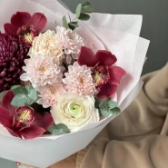 Стойкий букет с ранункулюсом, бигуди и орхидеями 4