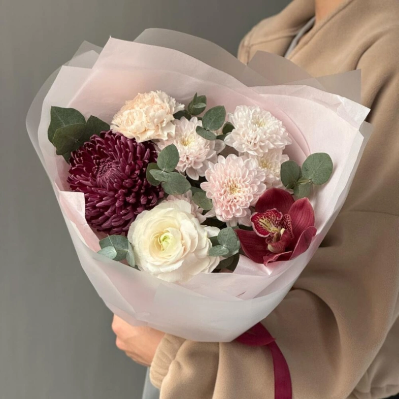 Стойкий букет с ранункулюсом и хризантемой бигуди
