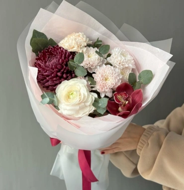 Стойкий букет с ранункулюсом и хризантемой бигуди