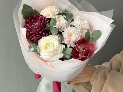 Стойкий букет с ранункулюсом и хризантемой бигуди