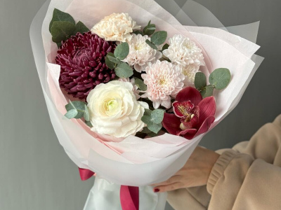 Стойкий букет с ранункулюсом и хризантемой бигуди