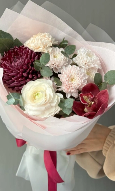 Стойкий букет с ранункулюсом и хризантемой бигуди