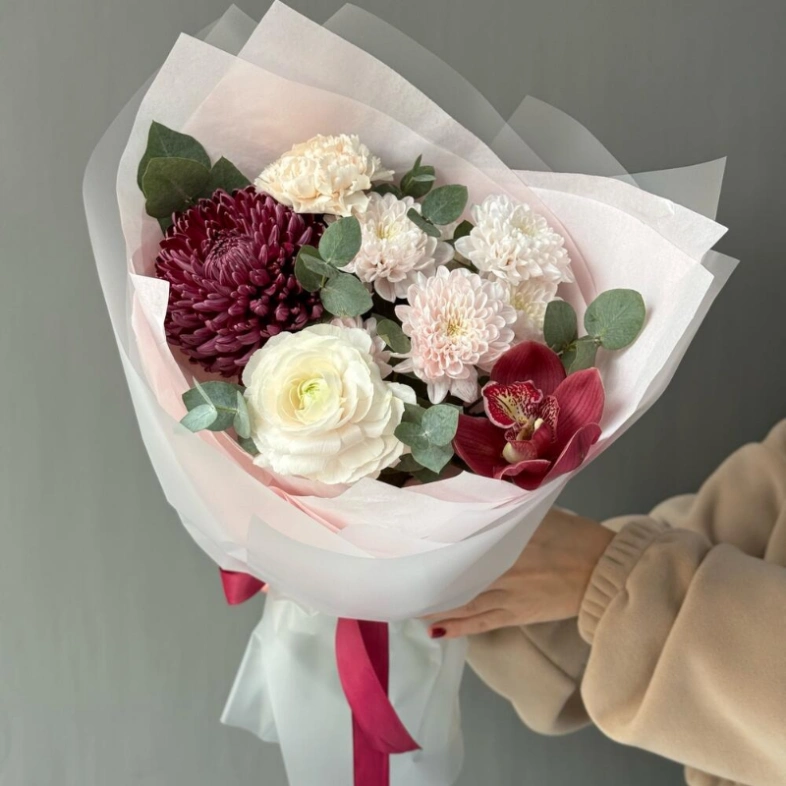 Стойкий букет с ранункулюсом и хризантемой бигуди