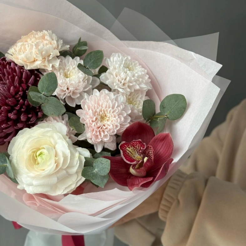 Стойкий букет с ранункулюсом и хризантемой бигуди