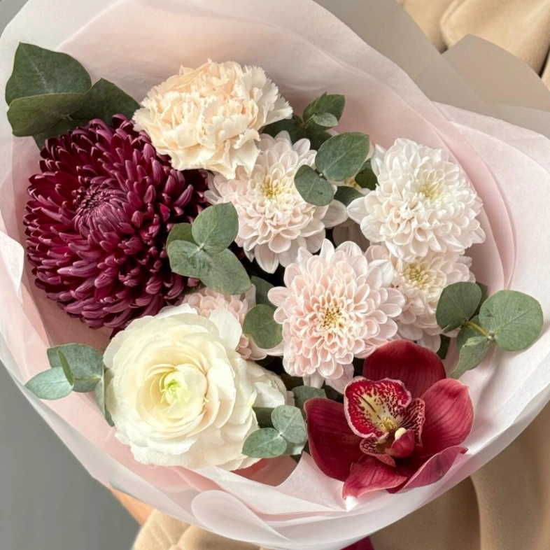 Стойкий букет с ранункулюсом и хризантемой бигуди