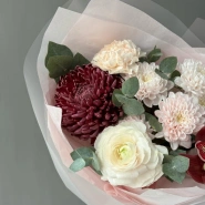 Стойкий букет с ранункулюсом и хризантемой бигуди 3