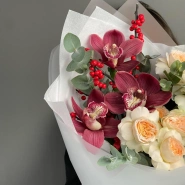 Авторский сборный букет с орхидеей, кустовыми розами и илексом 3