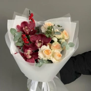 Авторский сборный букет с орхидеей, кустовыми розами и илексом 2