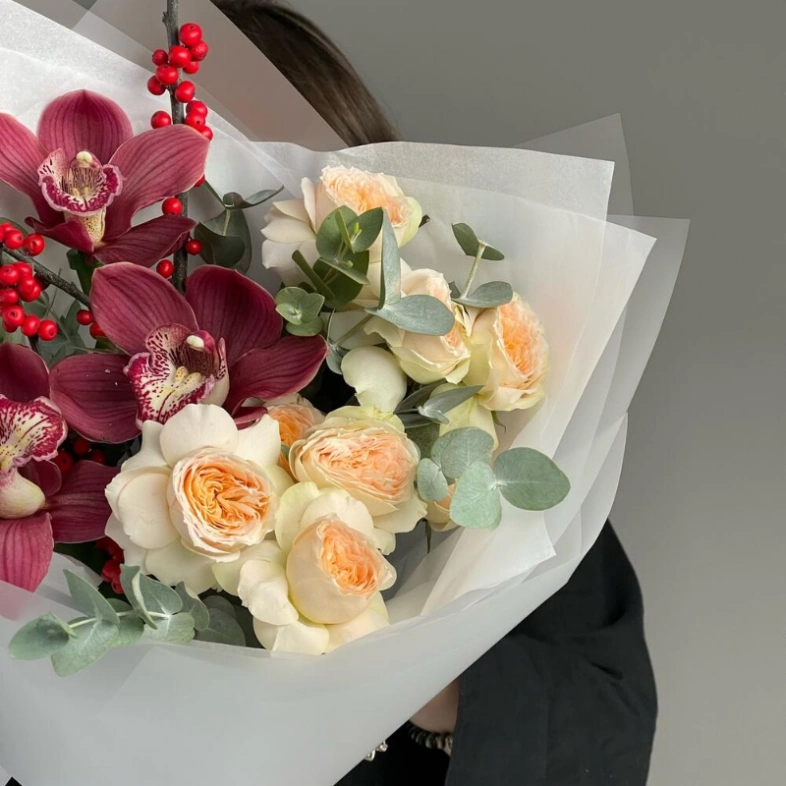 Авторский сборный букет с орхидеей, кустовыми розами и илексом