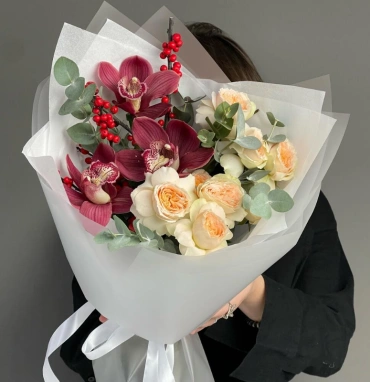 Авторский сборный букет с орхидеей, кустовыми розами и илексом