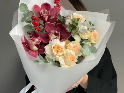 Авторский сборный букет с орхидеей, кустовыми розами и илексом