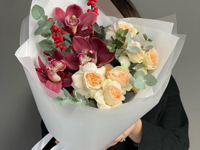 Авторский сборный букет с орхидеей, кустовыми розами и илексом
