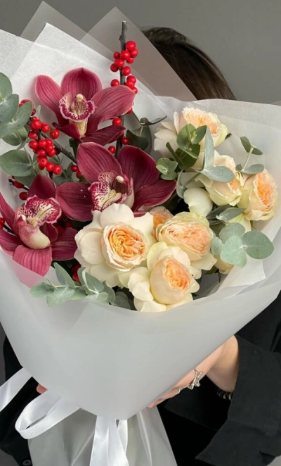 Авторский сборный букет с орхидеей, кустовыми розами и илексом