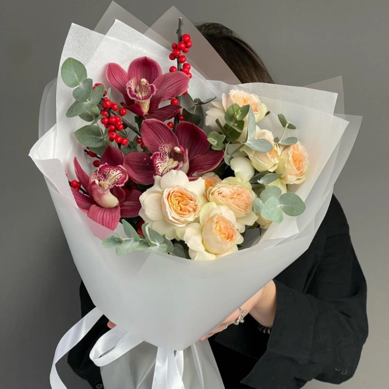 Авторский сборный букет с орхидеей, кустовыми розами и илексом