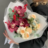 Авторский сборный букет с орхидеей, кустовыми розами и илексом 1