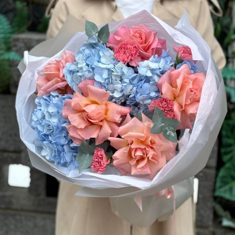 Авторский букет «Нежность рассвета» с розами и гортензией