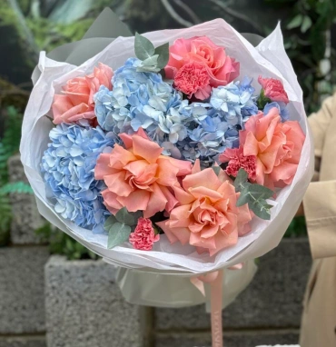 Авторский букет «Нежность рассвета» с розами и гортензией