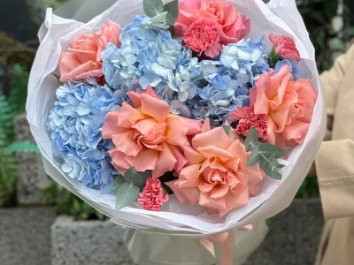 Авторский букет «Нежность рассвета» с розами и гортензией