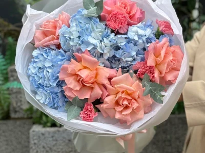 Авторский букет «Нежность рассвета» с розами и гортензией