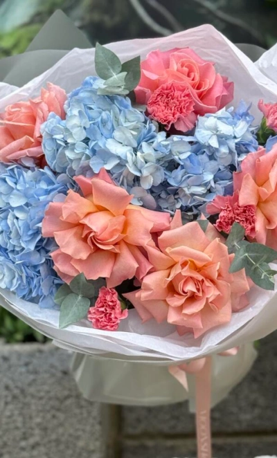 Авторский букет «Нежность рассвета» с розами и гортензией