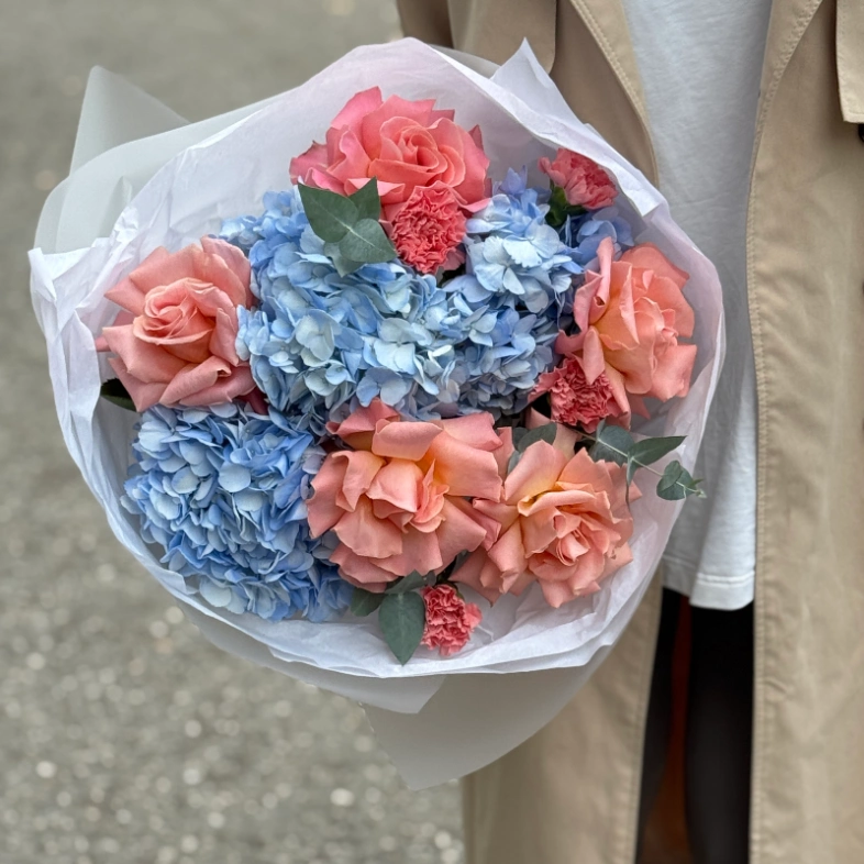 Авторский букет «Нежность рассвета» с розами и гортензией