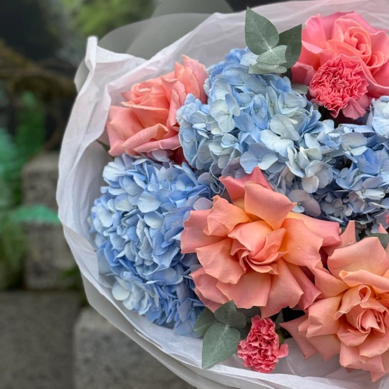 Авторский букет «Нежность рассвета» с розами и гортензией