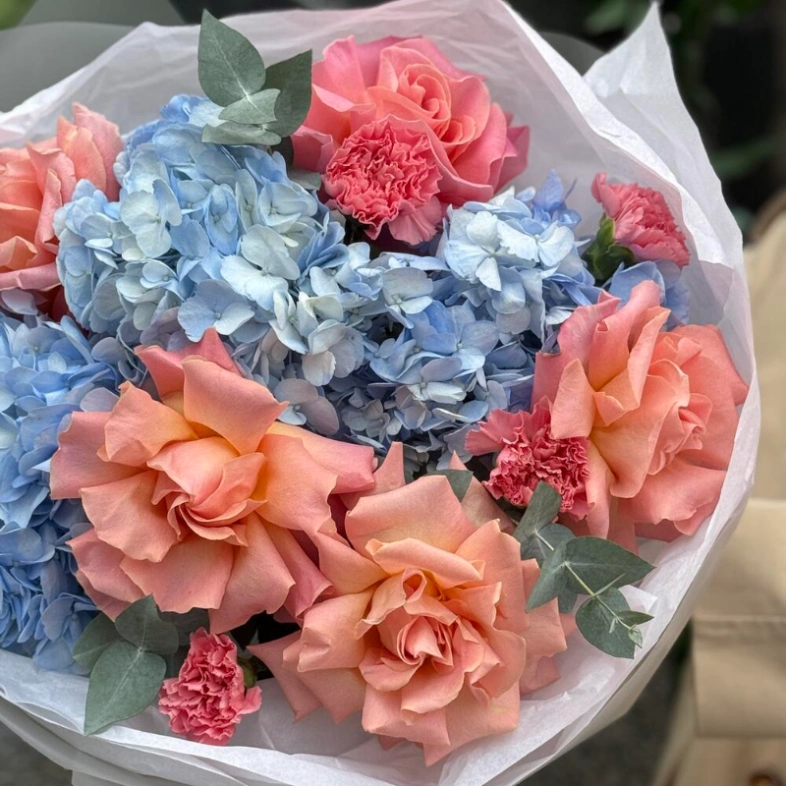 Авторский букет «Нежность рассвета» с розами и гортензией