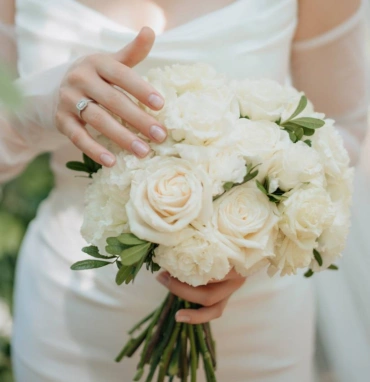 Свадебный букет с розами, эустомой 