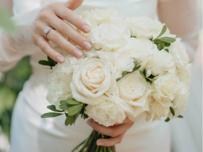 Свадебный букет с розами, эустомой 