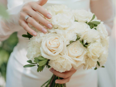 Свадебный букет с розами, эустомой 