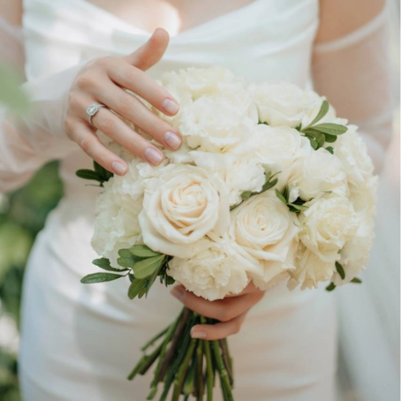 Свадебный букет с розами, эустомой 