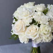 Свадебный букет с розами, эустомой  4