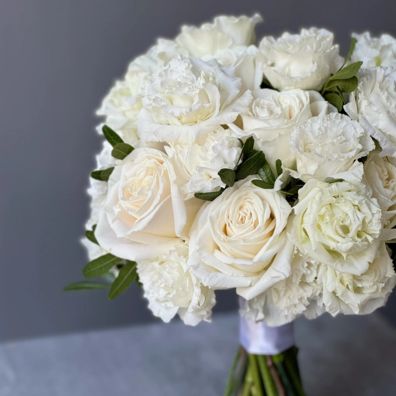 Свадебный букет с розами, эустомой 