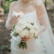 Свадебный букет с розами, эустомой  1