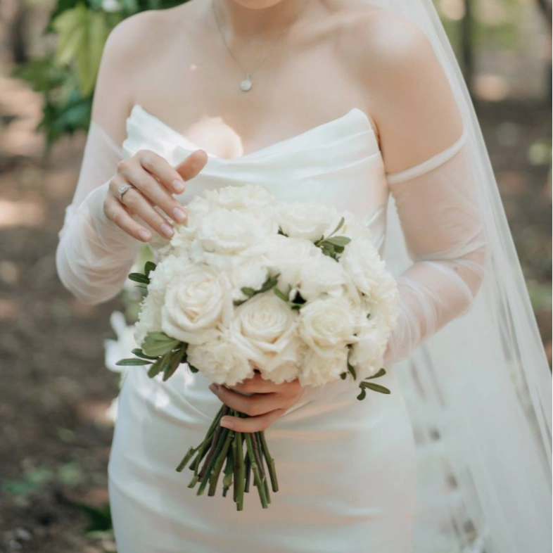 Свадебный букет с розами, эустомой 