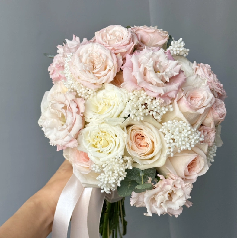 Круглый букет с кустовыми розами бомбастик 