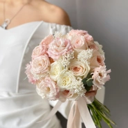 Круглый букет с кустовыми розами бомбастик  3