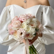 Круглый букет с кустовыми розами бомбастик  1