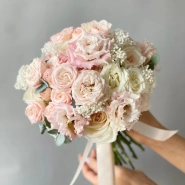 Круглый букет с кустовыми розами бомбастик  2