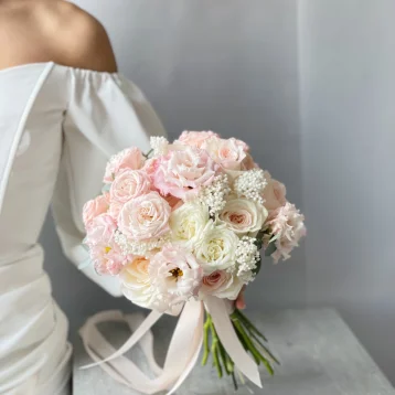 Круглый букет с кустовыми розами бомбастик 