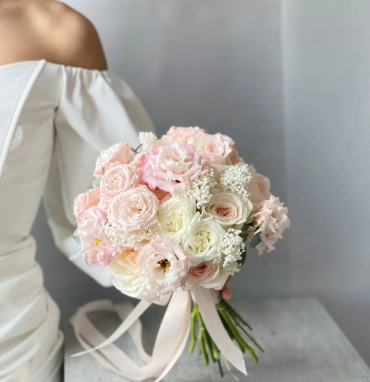 Круглый букет с кустовыми розами бомбастик 