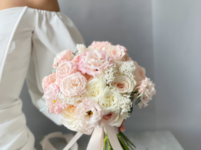 Круглый букет с кустовыми розами бомбастик 