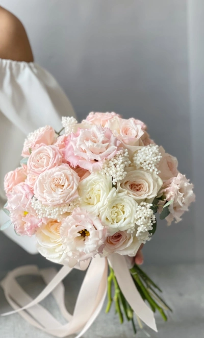 Круглый букет с кустовыми розами бомбастик 