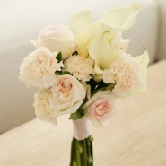 Элегантный букет с каллами и пионовидными розами  1