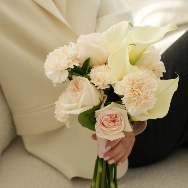 Элегантный букет с каллами и пионовидными розами 