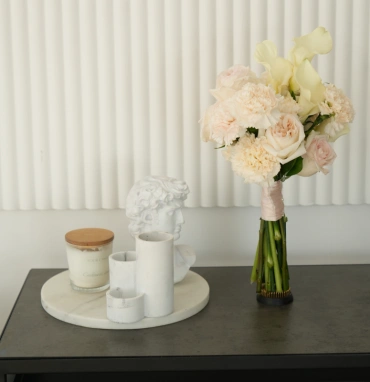 Элегантный букет с каллами и пионовидными розами 