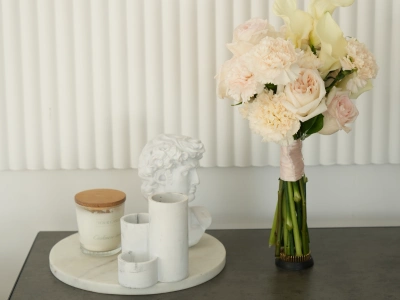 Элегантный букет с каллами и пионовидными розами 