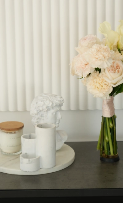 Элегантный букет с каллами и пионовидными розами 