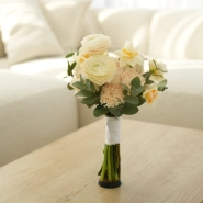 Букет с нарциссами и ранункулюсами 0