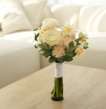 Букет с нарциссами и ранункулюсами